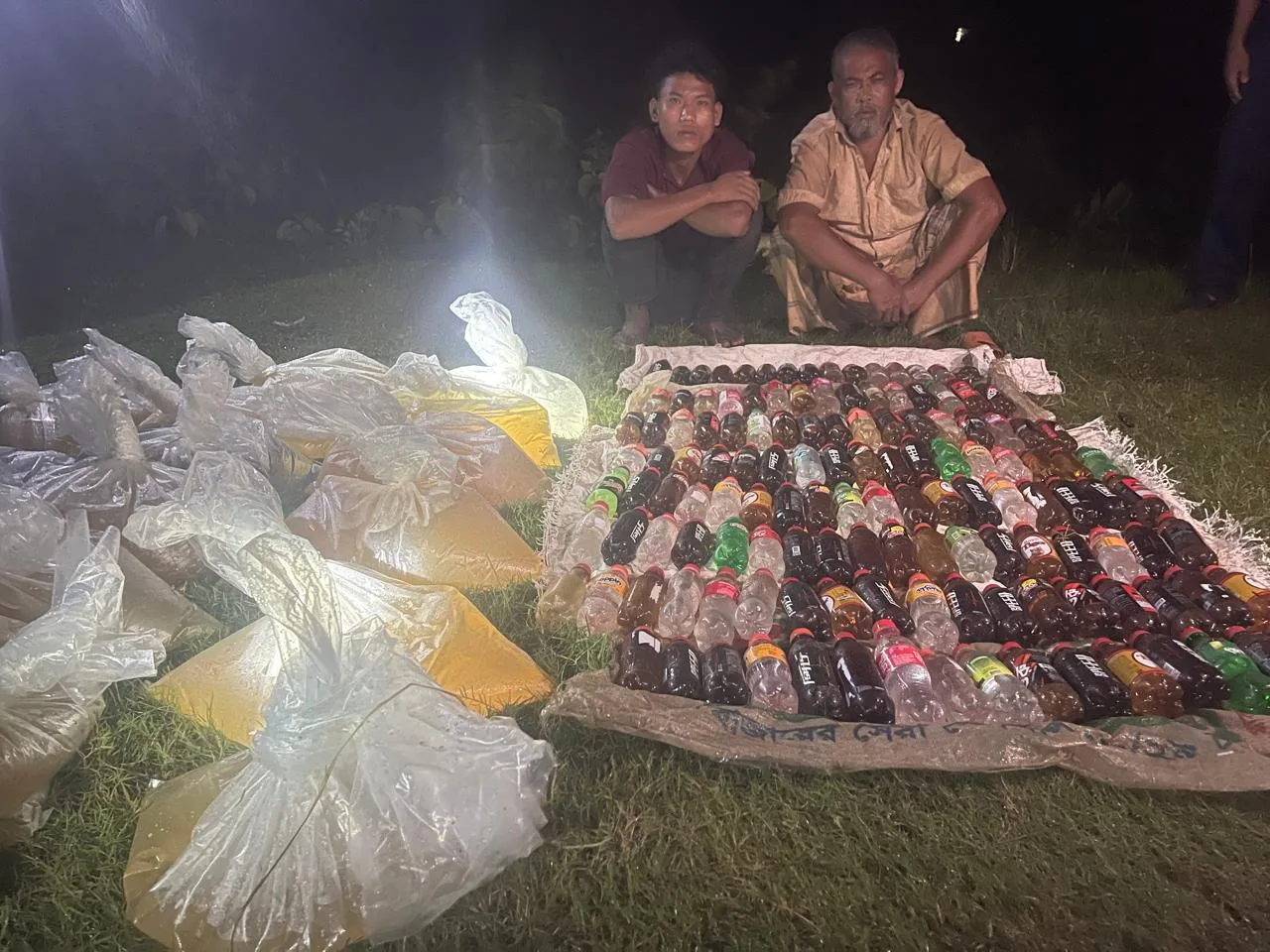 লোহাগাড়ায় সেনাবাহিনীর অভিযানে ১৫২ লিটার দেশীয় মদসহ আটক -২ 