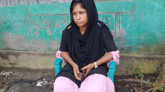 কেন্দুয়ায় বিয়ের দাবিতে যুবকের বাড়িতে অনশনে বসেছে এক যুবতী
