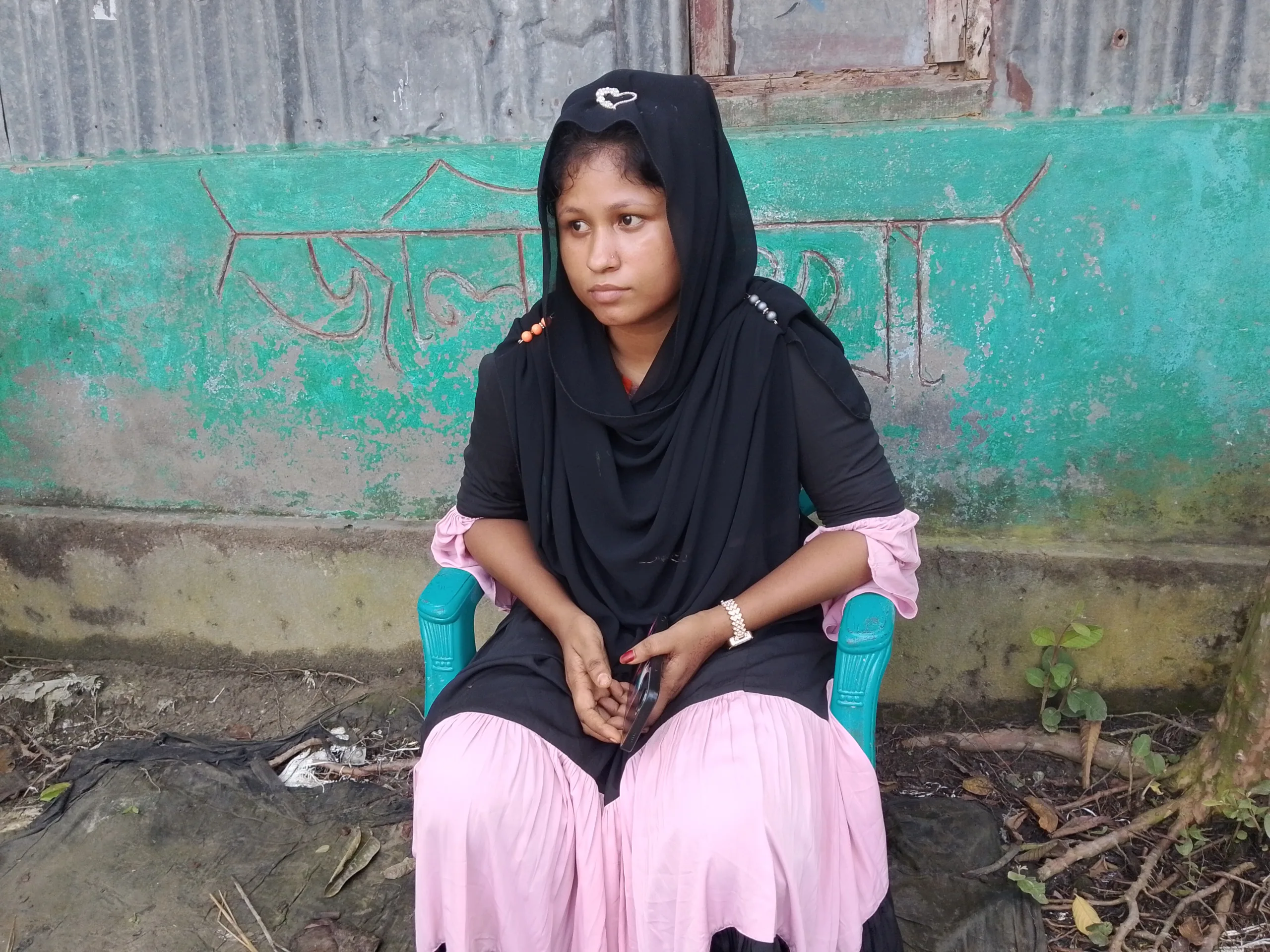 কেন্দুয়ায় বিয়ের দাবিতে যুবকের বাড়িতে অনশনে বসেছে এক যুবতী