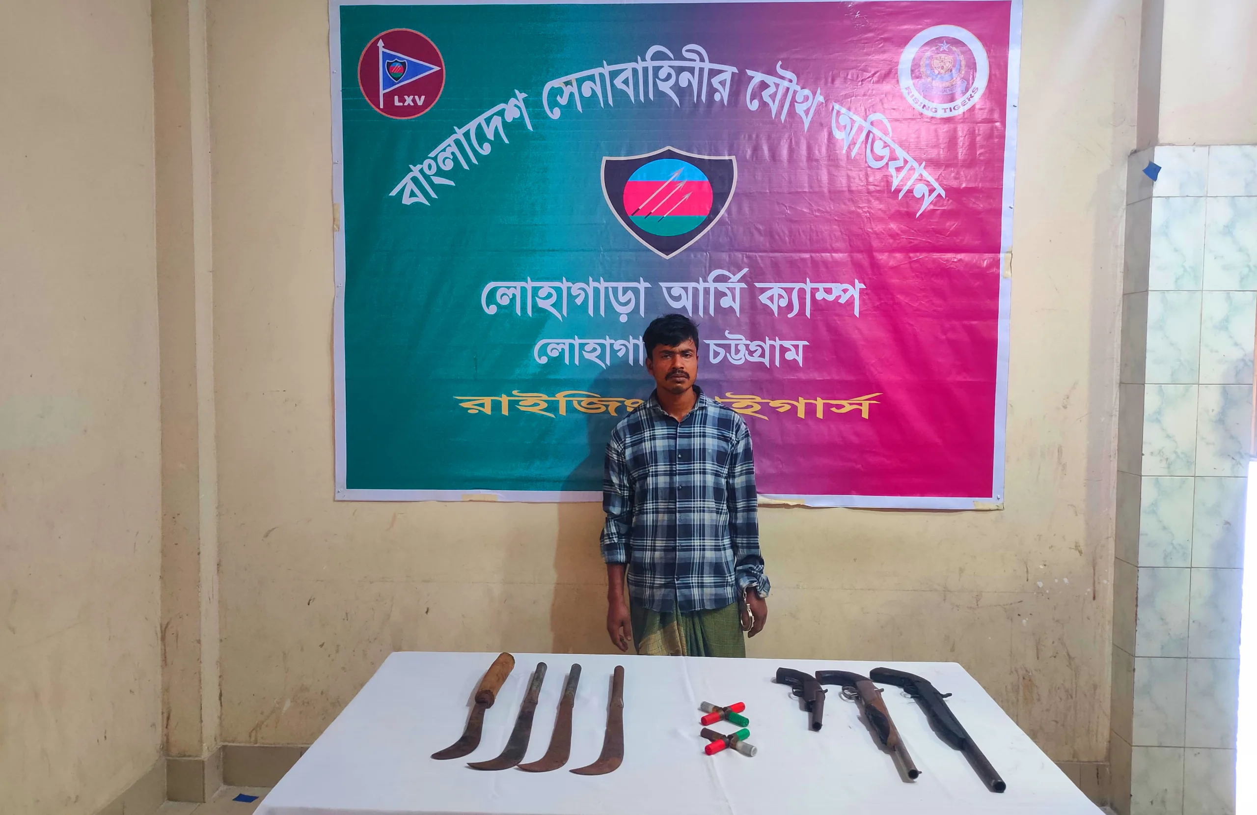 লোহাগাড়ায় সেনাবাহিনির অভিযানে অস্ত্রসহ ডাকাতদলের সদস্য আটক