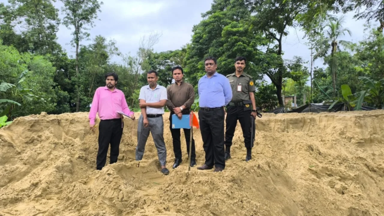 লোহাগাড়ায় ভ্রাম্যমান আদালতের অভিযানে ১ লক্ষ ৫১ হাজার ঘনফুট বালু জব্দ