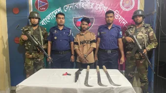 লোহাগাড়ায় যৌথ বাহিনীর অভিযানে অস্ত্র ও ইয়াবাসহ আটক ২