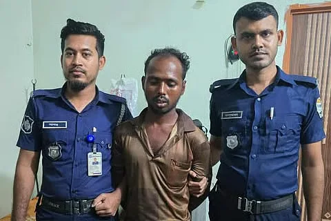 “ময়মনসিংহে মা ও দুই সন্তানকে গলা কেটে হত্যার ঘটনায় অভিযুক্ত গ্রেপ্তার”