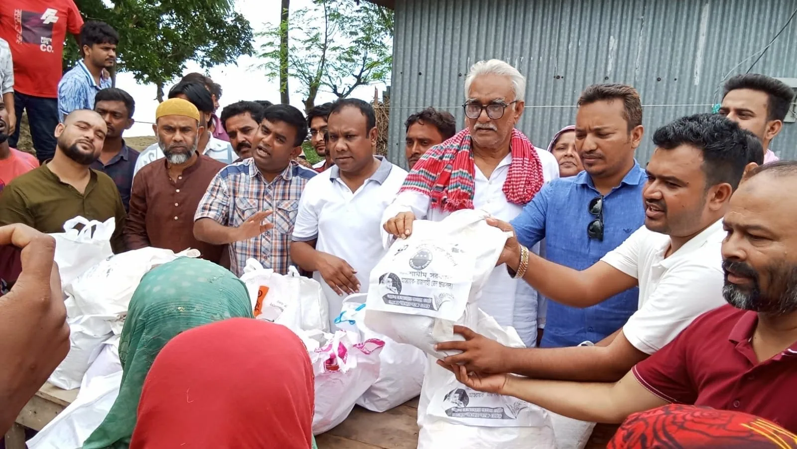 বাঘায় বন্যা দুর্গত এলাকায় বিএনপির মানবিক সহায়তার খাবার বিতরণ ; পানির নীচে কৃষকের ফসল