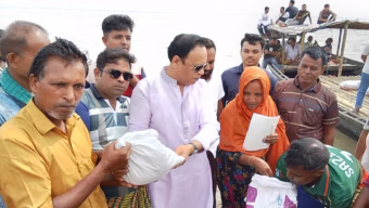 বাঘায় বন্যা কবলিত এলাকায়  বিএনপি নেতা  মানিক খানের খাদ্য সামগ্রী বিতরণ  