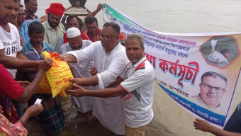 বাঘায় বিএনপি নেতা আনোয়ার হোসেন উজ্জল বন্যাকবলিতদের পাশে