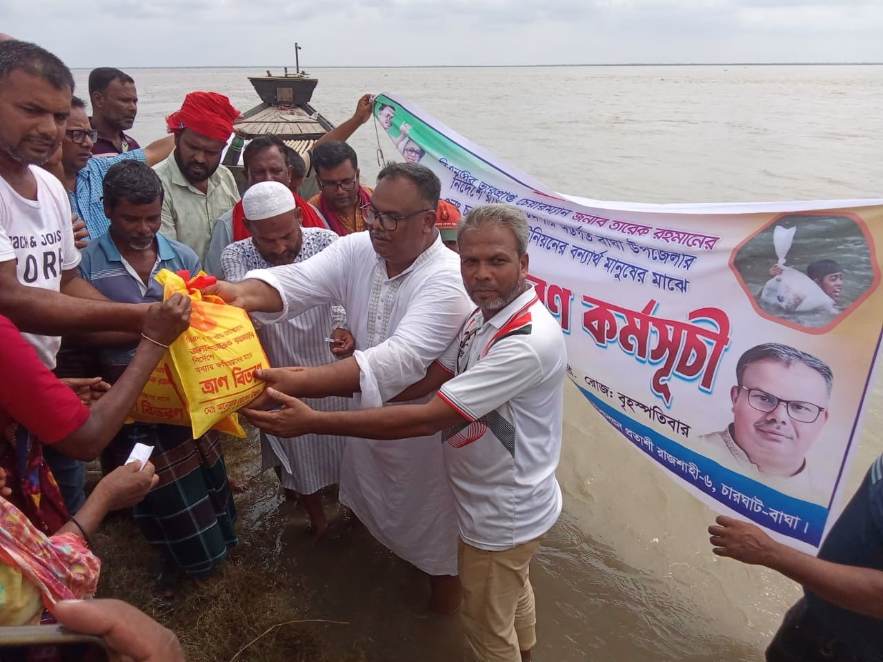 বাঘায় বিএনপি নেতা আনোয়ার হোসেন উজ্জল বন্যাকবলিতদের পাশে