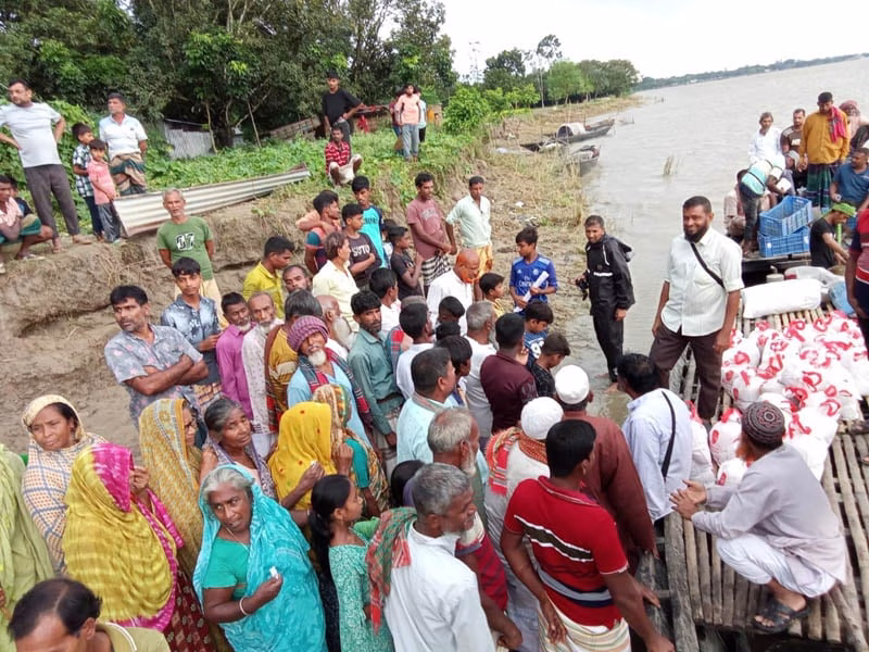 বাঘায় বন্যায় আক্রান্তদের মাঝে আমেরিকান প্রবাসী মিঠুর খাদ্য সামগ্রী বিতরণ 