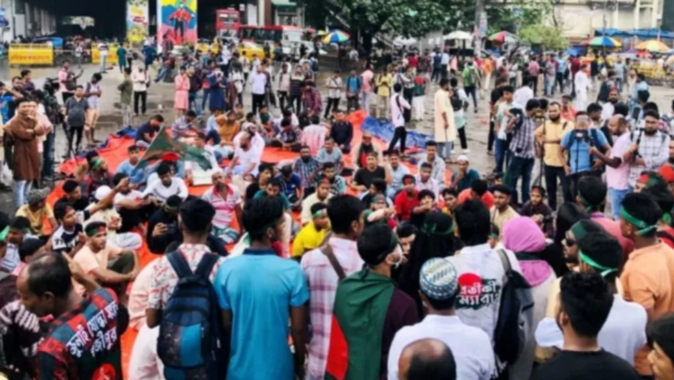জুলাই সনদের দাবি: দ্বিতীয় দিনের মতো অবরুদ্ধ শাহবাগ, ভোগান্তি