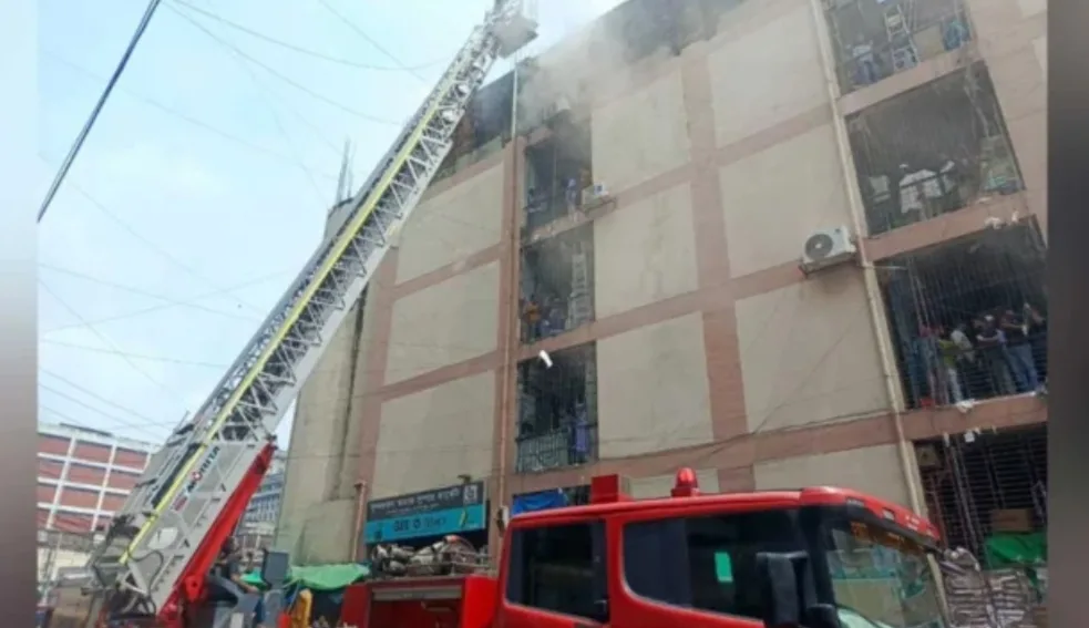 গুলিস্তানে সুন্দরবন স্কয়ার মার্কেটের আগুন নিয়ন্ত্রণে