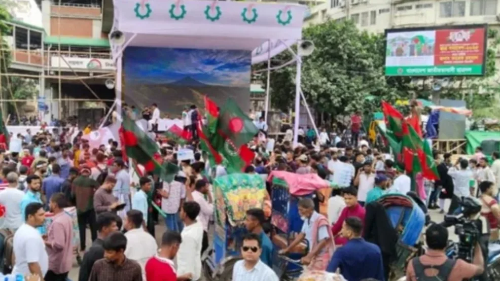 ছাত্রদলের নেতাকর্মীদের স্লোগান ও পদচারণায় মুখর শাহবাগ