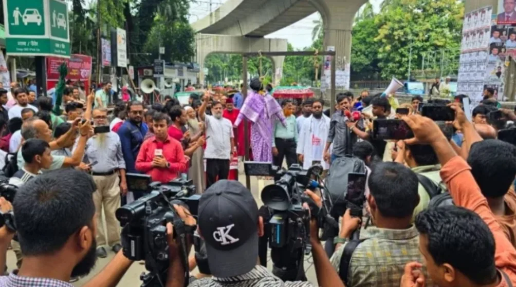 জনতার আদালতে প্রকাশ্যে শেখ হাসিনার প্রতীকী ফাঁসি কার্যকর