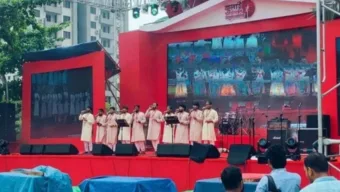 সাইমুম শিল্পীগোষ্ঠীর পরিবেশনায় মানিক মিয়া এভিনিউতে ‘জুলাই পুনর্জাগরণ’ অনুষ্ঠান চলছে