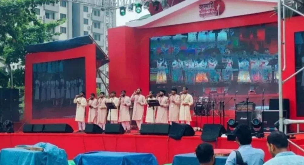 সাইমুম শিল্পীগোষ্ঠীর পরিবেশনায় মানিক মিয়া এভিনিউতে ‘জুলাই পুনর্জাগরণ’ অনুষ্ঠান চলছে