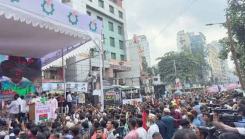 রাজধানীতে তীব্র যানজট, চরম ভোগান্তিতে নগরবাসী