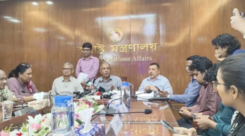 নির্বাচনের আগে এসপি-ওসিদের বদলি-পদায়ন হবে প্রকাশ্য লটারিতে: স্বরাষ্ট্র উপদেষ্টা