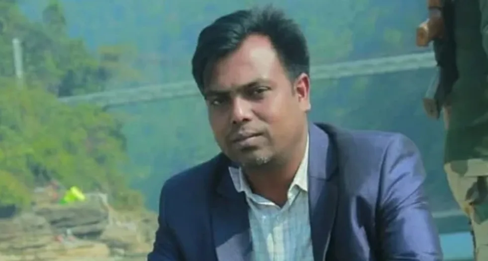 গাজীপুরে প্রকাশ্যে অস্ত্র নিয়ে ধাওয়া করে কুপিয়ে সাংবাদিক তুহিন হত্যা, উল্লাস: নেপথ্যে কে??