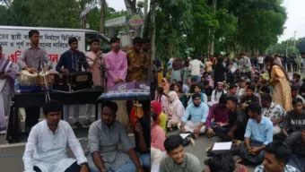 মহাসড়কেই নবীনবরণের আয়োজন করলো রবীন্দ্র বিশ্ববিদ্যালয়ের শিক্ষার্থীরা