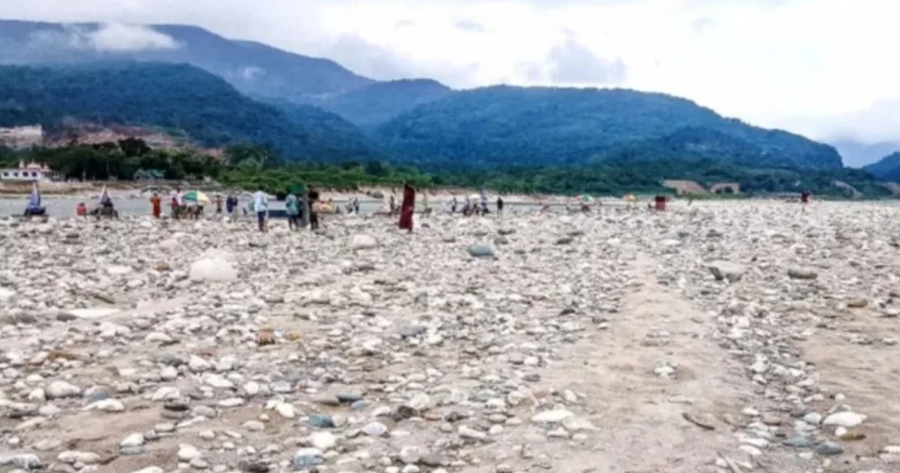 সাদা পাথর লুটকারীদের বিরুদ্ধে ব্যবস্থা নিতে হাইকোর্টে রিট