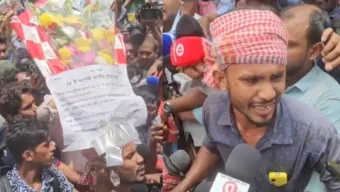 ৪শ টাকায় ফুল কিনে ধানমন্ডি ৩২-এ শ্রদ্ধা জানাতে গিয়ে পিটুনি শিকার রিকশাচালক
