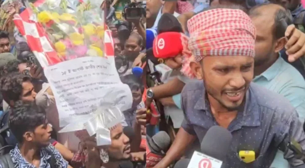 ৪শ টাকায় ফুল কিনে ধানমন্ডি ৩২-এ শ্রদ্ধা জানাতে গিয়ে পিটুনি শিকার রিকশাচালক