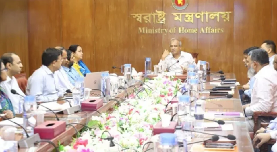 প্রজাতন্ত্রের কর্মচারীরা কোনো দলের লেজুড়বৃত্তি করতে পারবে না: স্বরাষ্ট্র উপদেষ্টা