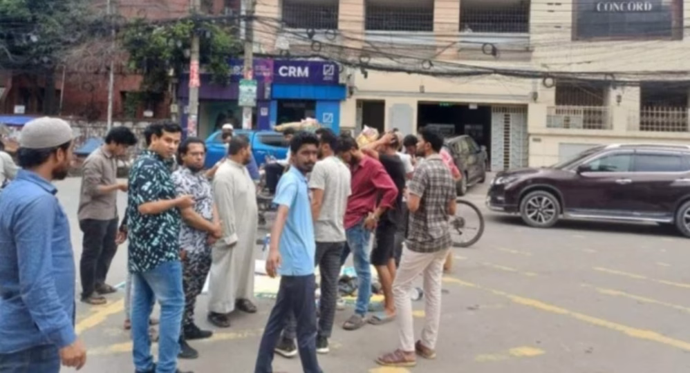 বিএনপির ফজলুর রহমানকে গ্রেপ্তারের দাবিতে বাসার সামনে জুলাই বিপ্লবীদের  স্লোগান, সেনা মোতায়েন