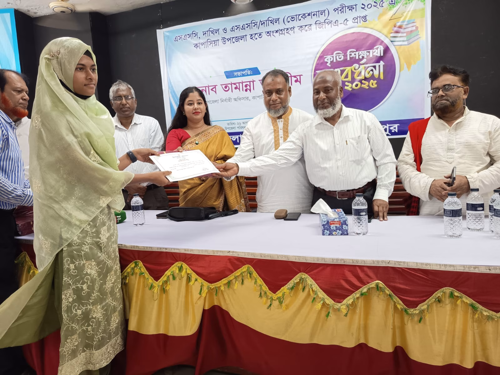 কাপাসিয়া উপজেলা প্রশাসনের উদ্যোগে কৃতি শিক্ষার্থীদের সংবর্ধনা