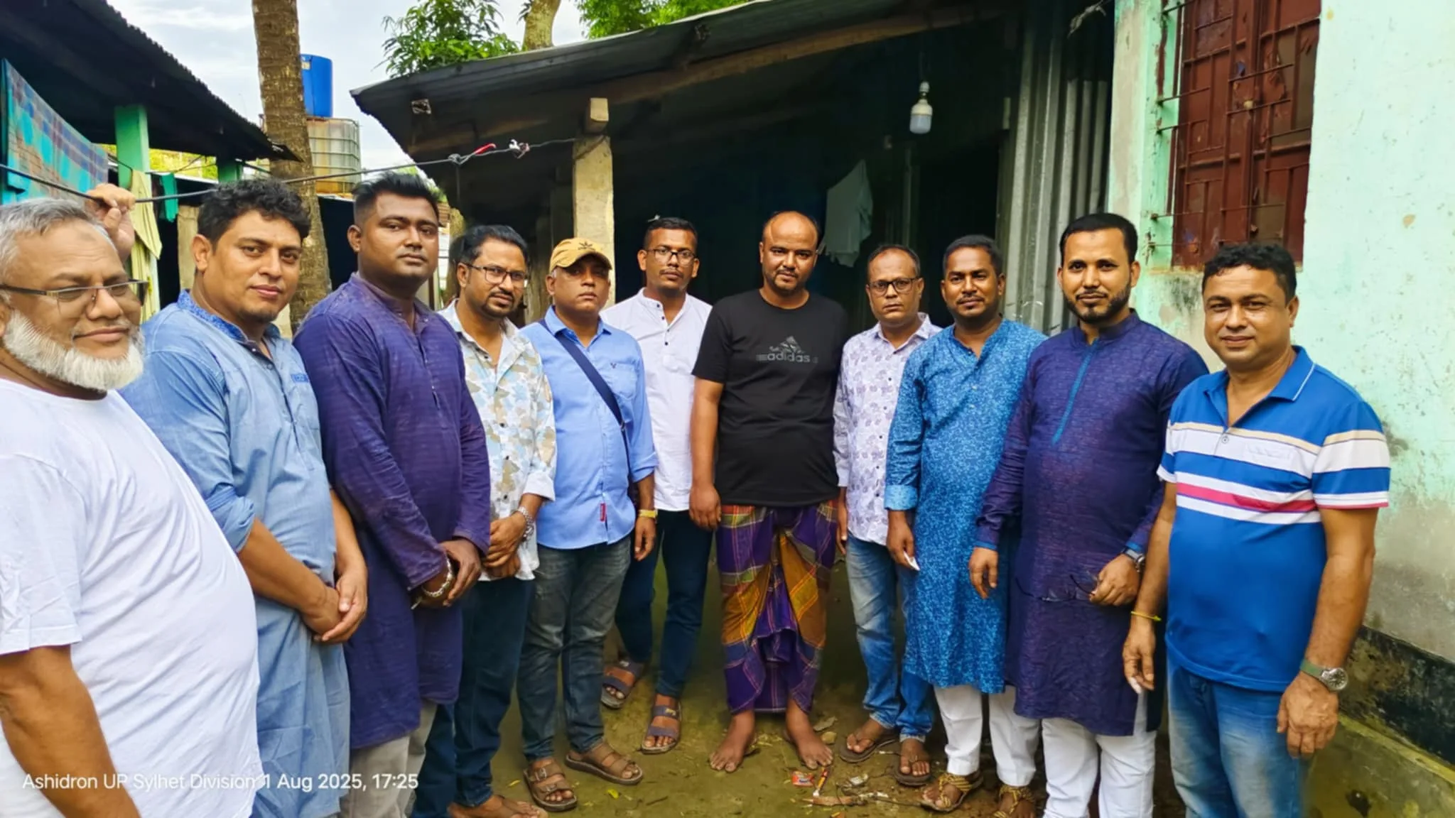শ্রীমঙ্গলে বিএনপি’র আহত কর্মীকে হাজি মুজিবের অর্থ সহায়তা 