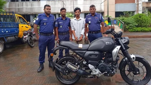 বড়লেখায় চুরির ঘটনায় মোটরসাইকেল ও নগদ অর্থ উদ্ধারসহ গ্রেফতার -১