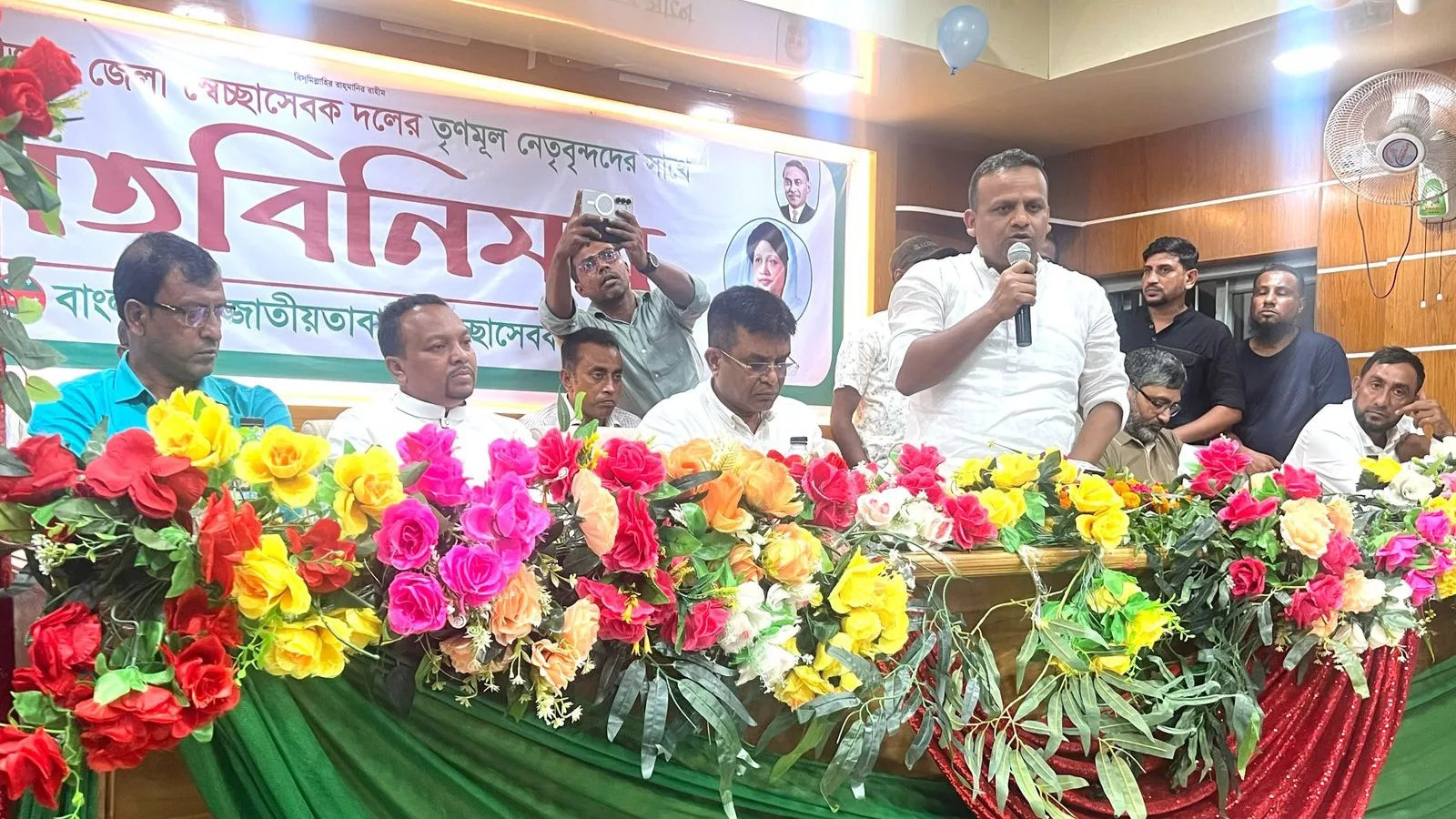 মৌলভীবাজার স্বেচ্ছাসেবক দলের সঙ্গে কেন্দ্রীয় নেত্রীবৃন্দের মতবিনিময়