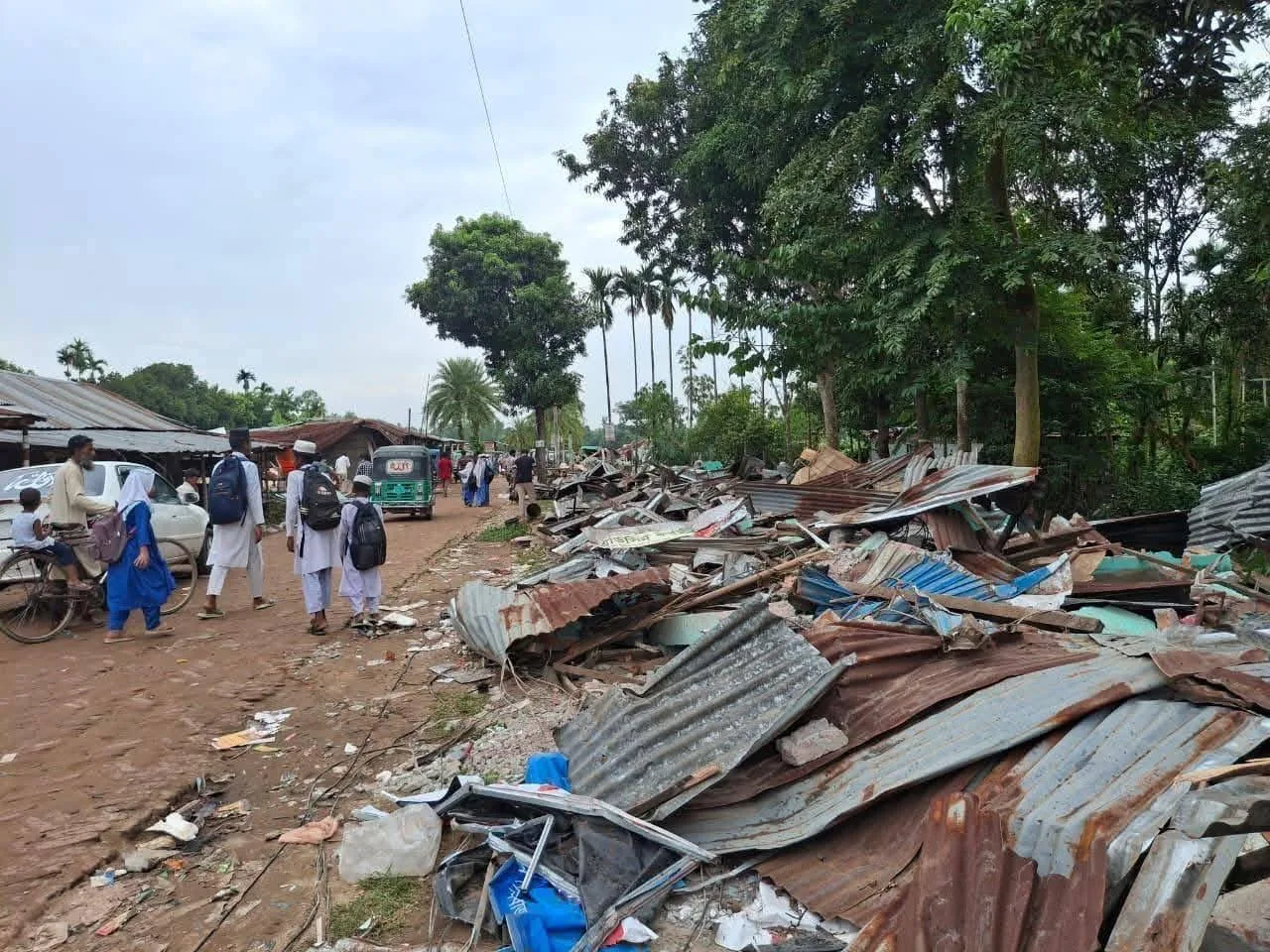 অবৈধভাবে দখলকৃত রেলওয়ের জমি উদ্ধার 