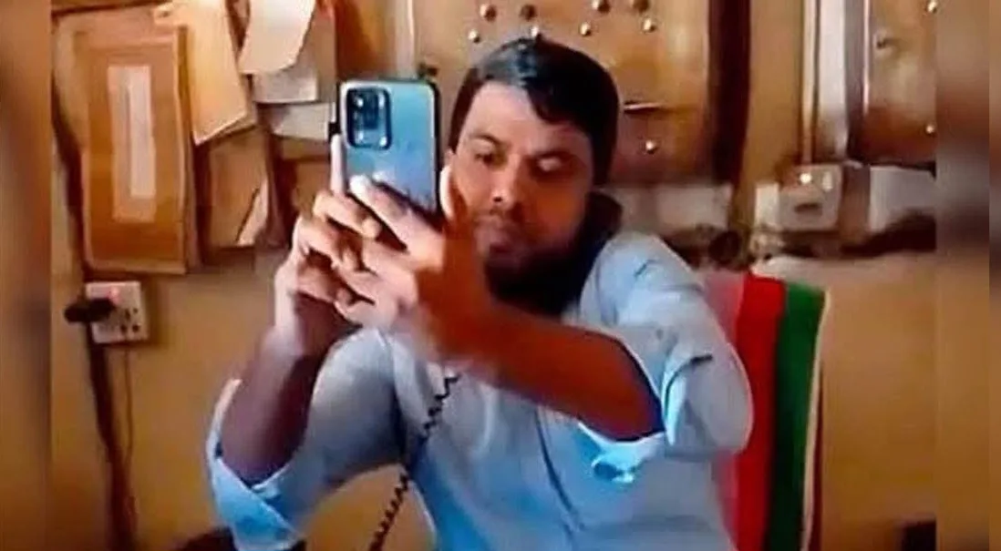যাত্রীদের সাথে সহকারি স্টেশন মাস্টারের অসৌজন্যমূলক আচরণ; পৌনে ২ ঘন্টা ট্রেন চলাচল বন্ধ