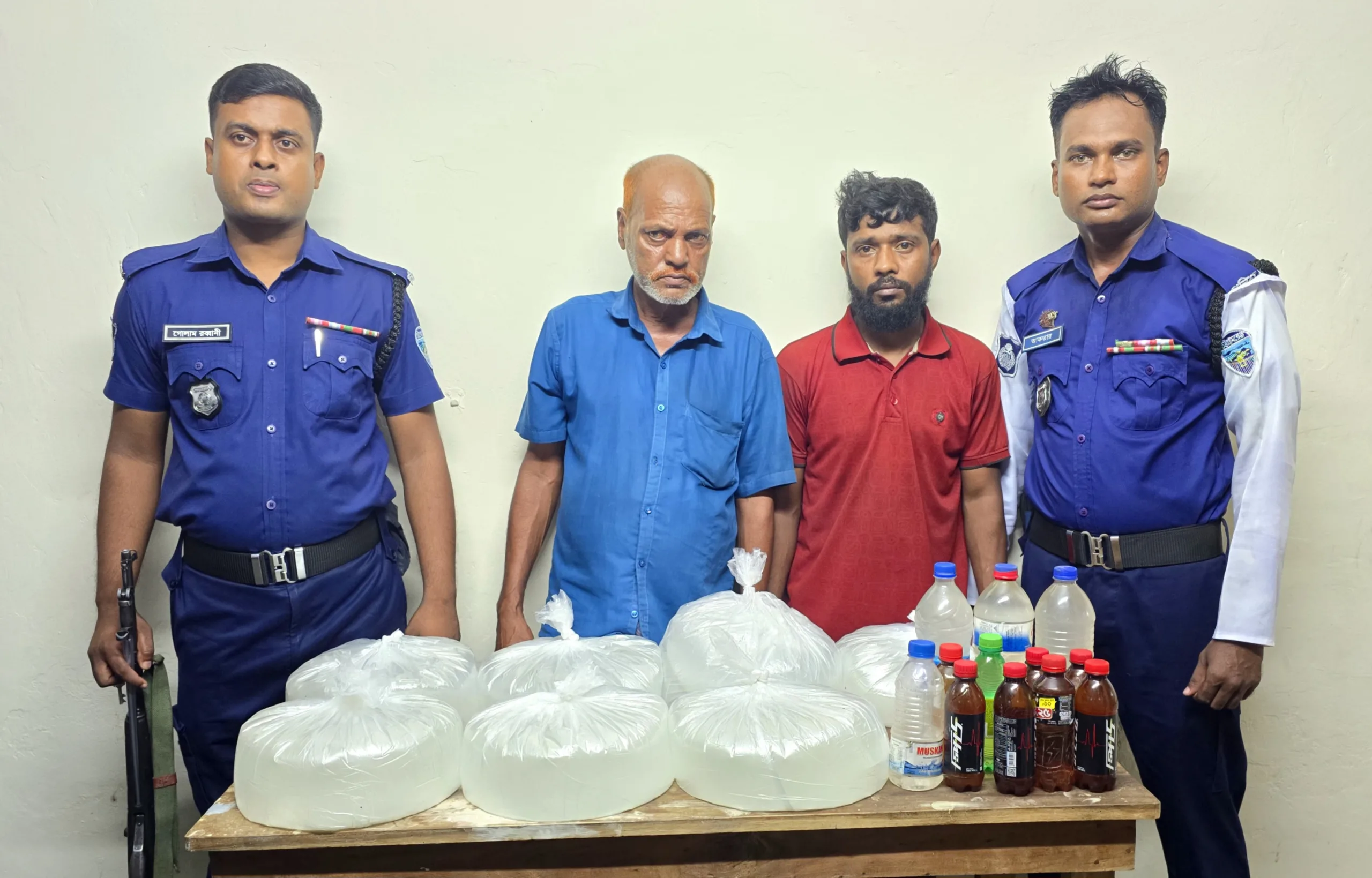 লোহাগাড়া ট্রাফিক জোনের তল্লাশিতে দেশীয় চোলাইমদসহ আটক ২