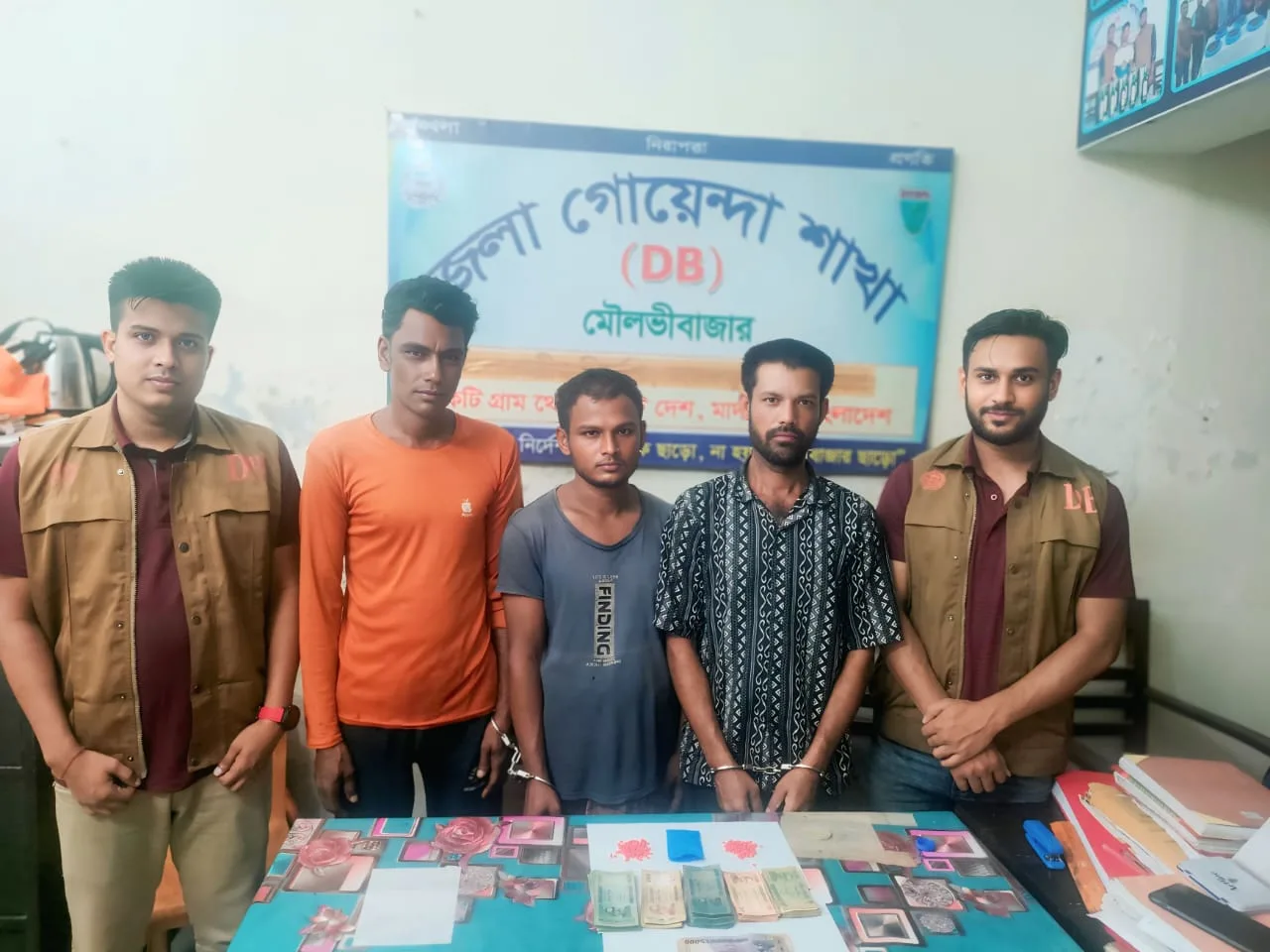 কুলাউড়ায় ডিবির অভিযানে ইয়াবা ও নগদ ৪০ হাজার টাকাসহ আটক- ৩