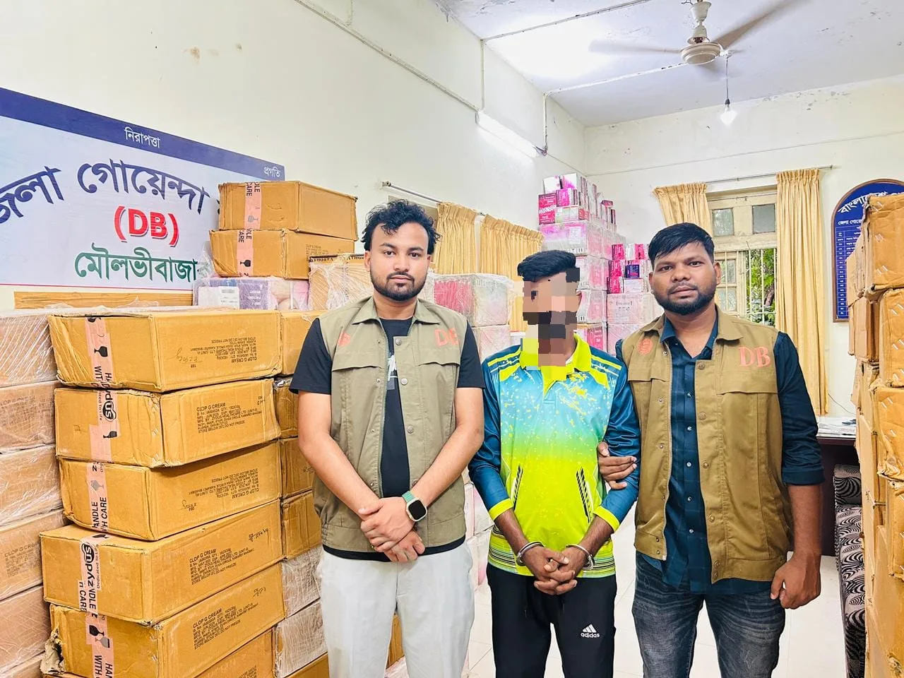 কার্টন ঢেকে পাচারের চেষ্টা, ডিবির অভিযানে ৭৩ লক্ষাধিক টাকার চোরাই প্রসাধনী জব্দ, আটক- ১
