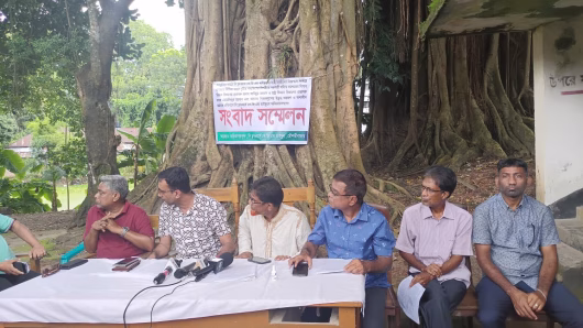 দি ফ্লাওয়ার্স কেজি এন্ড হাইস্কুলের ছাত্র ছাত্রীদের নির্বিঘ্নে যাতায়াতে দাবীতে অভিভাবক মহলের সংবাদ সম্মেলন