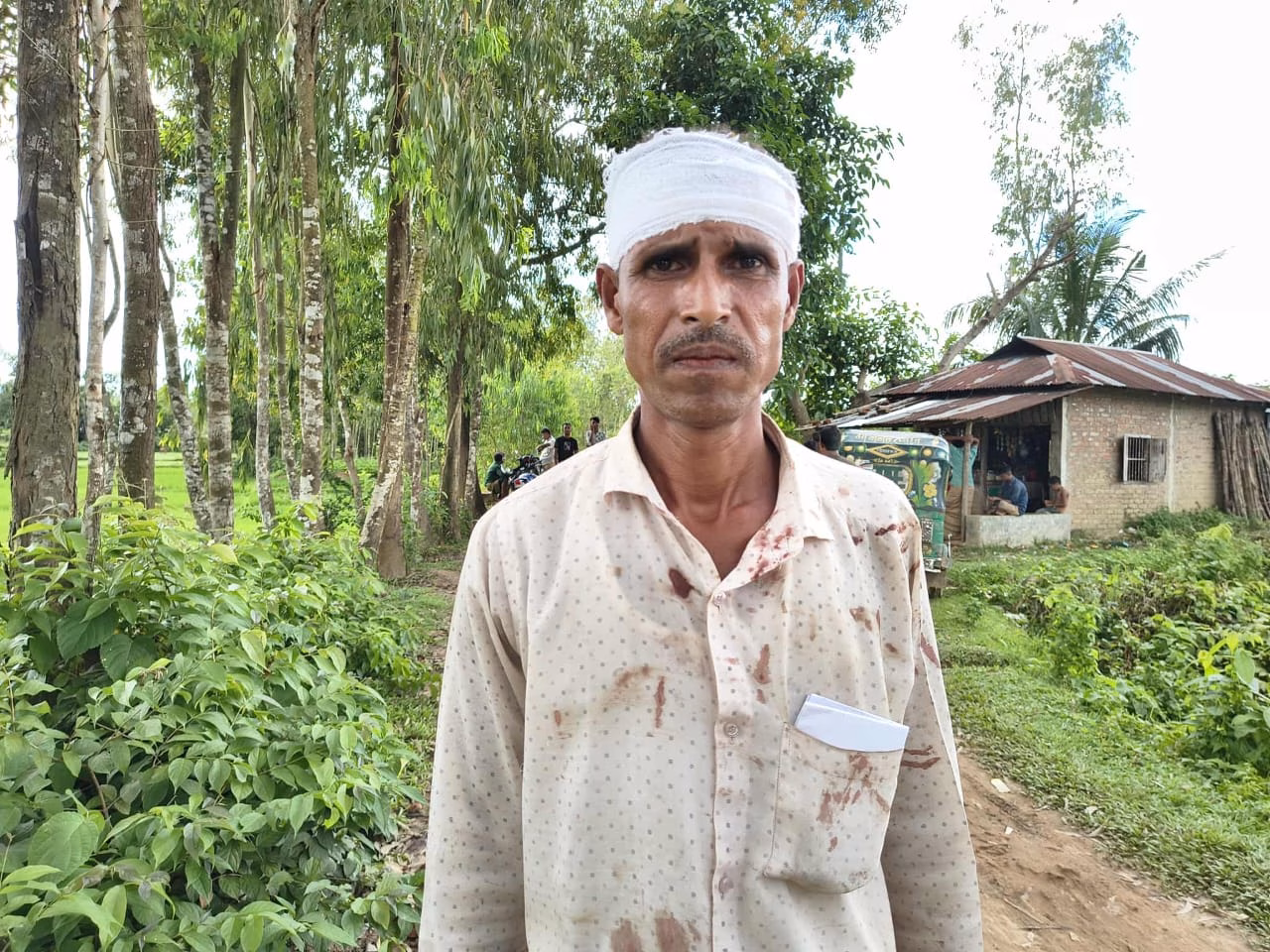 লোহাগাড়ায় শিশুকে মাদক ব্যবসায় সম্পৃক্ত করার প্রতিবাদ করায় পিতার উপর হামলা