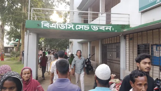 নেত্রকোণায় পরিত্যক্ত ভবনের ছাদ ধ্বসে ৩ শ্রমিক নিহত, আহত ২