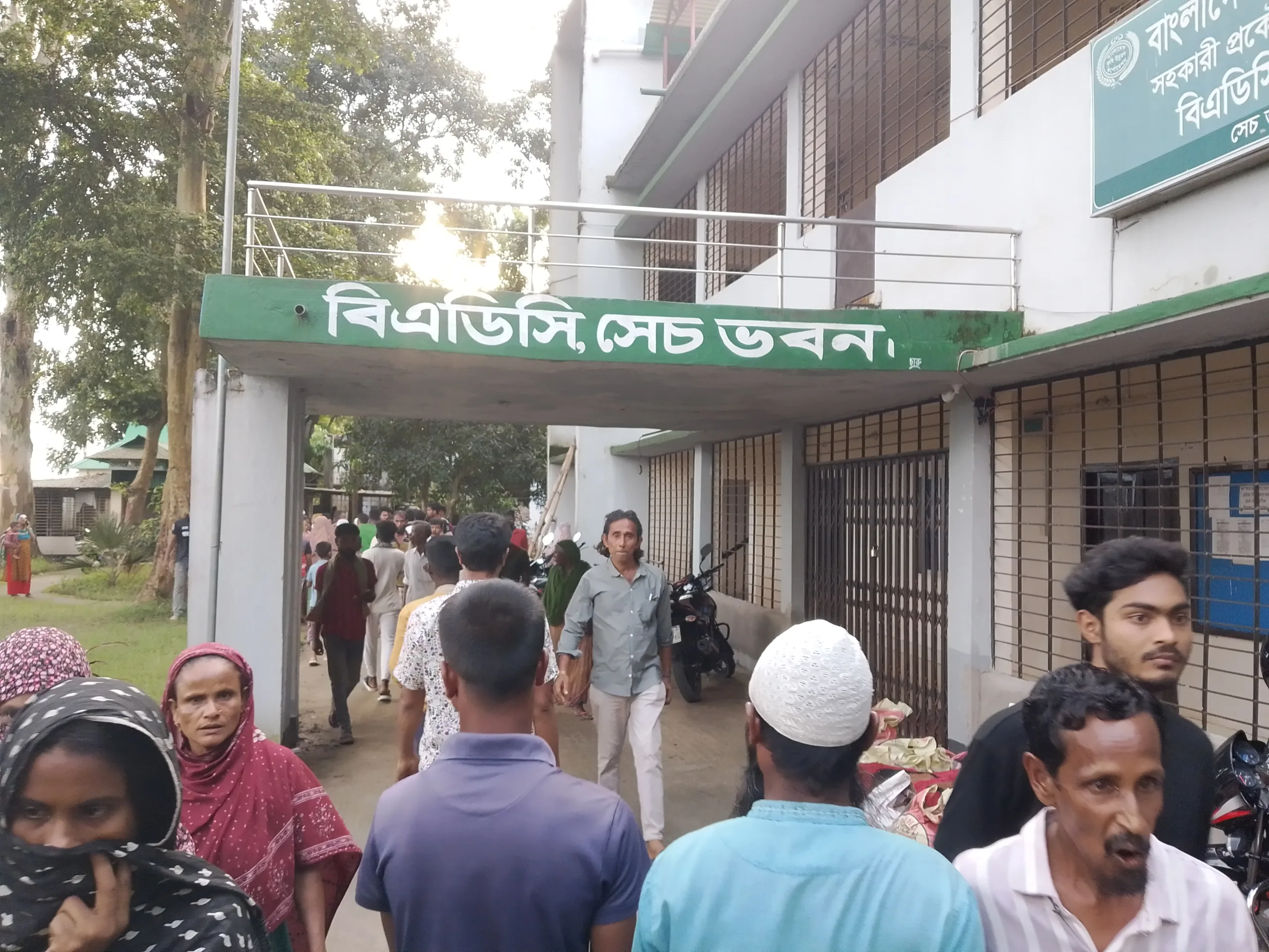 নেত্রকোণায় পরিত্যক্ত ভবনের ছাদ ধ্বসে ৩ শ্রমিক নিহত, আহত ২