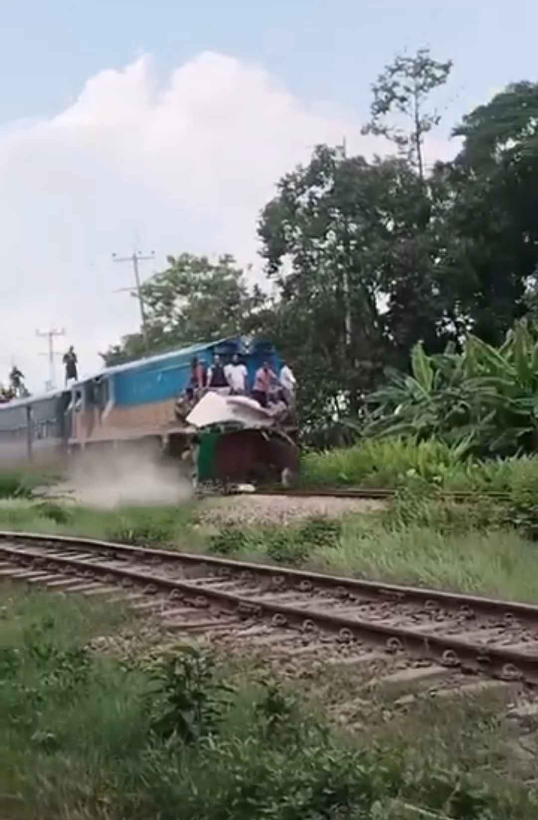 কালীগঞ্জে ট্রেনের ধাক্কায় অর্ধ কিলোমিটার টেনে নিল ইজিবাইক