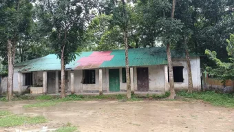 আজমতপুর সরকারী প্রাথমিক বিদ্যালয়;  যে জানালায় আলো আসত, সেখানেই এখন ফাঁকা ঘর
