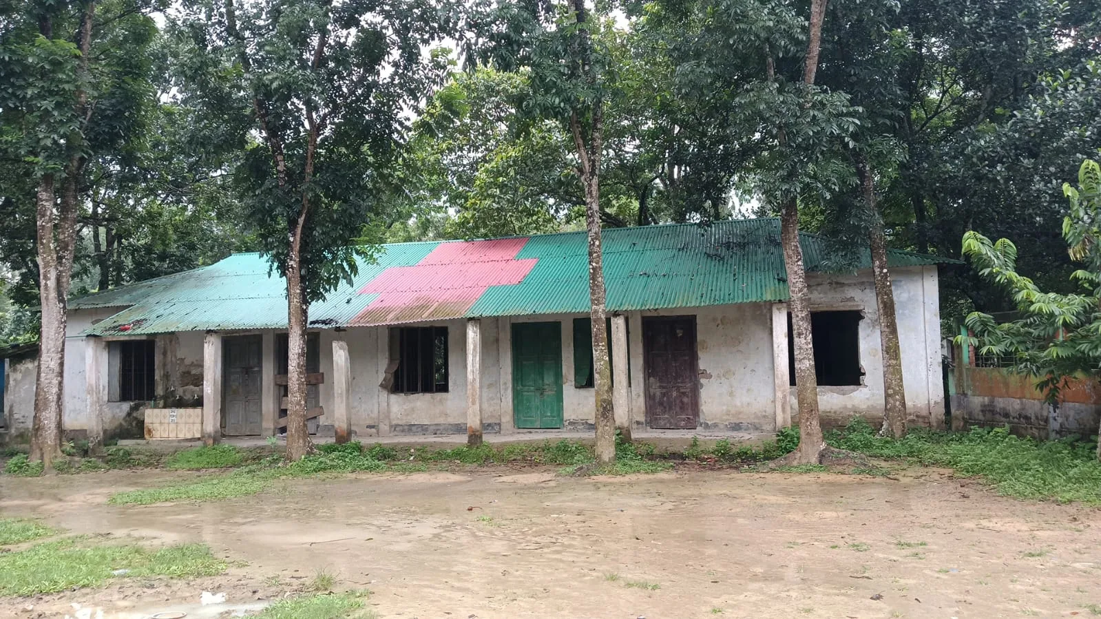 আজমতপুর সরকারী প্রাথমিক বিদ্যালয়;  যে জানালায় আলো আসত, সেখানেই এখন ফাঁকা ঘর