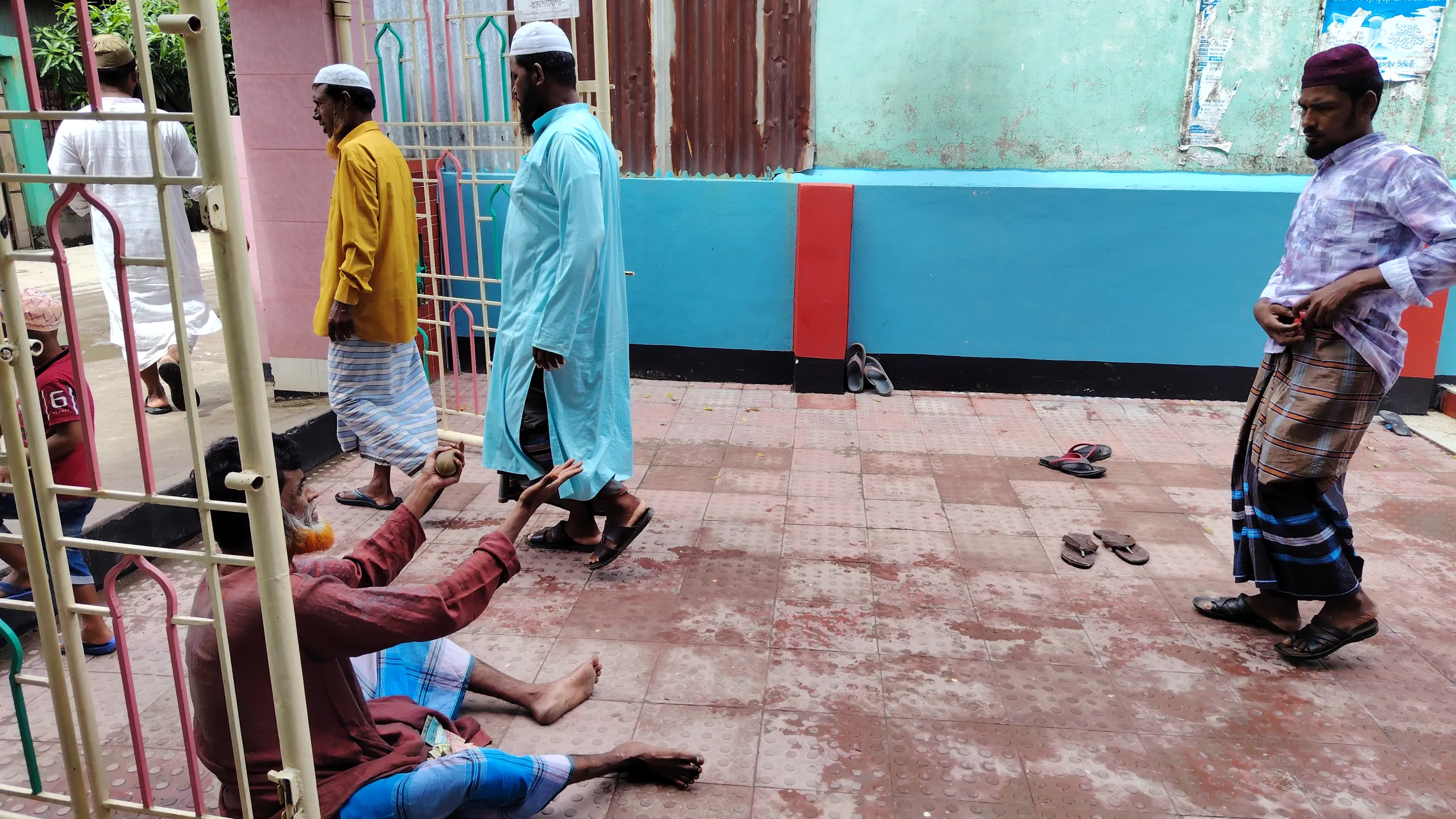 কালীগঞ্জে হঠাৎ ভিক্ষুকদের আনাগোনা  ভিক্ষাবৃত্তি নয়, যেন পরিকল্পিত অভিযান!