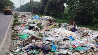 কালীগঞ্জ পৌরসভা;  দেড় যুগেও গড়ে ওঠেনি বর্জ্য ব্যবস্থাপনা, বিনষ্ট হচ্ছে পরিবেশ