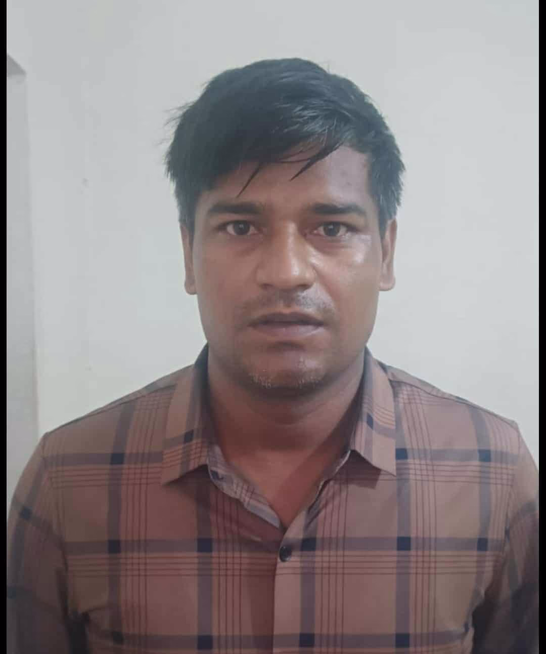 লোহাগাড়ায় ১০ হাজার ইয়াবাসহ পুলিশ সদস্য আটক