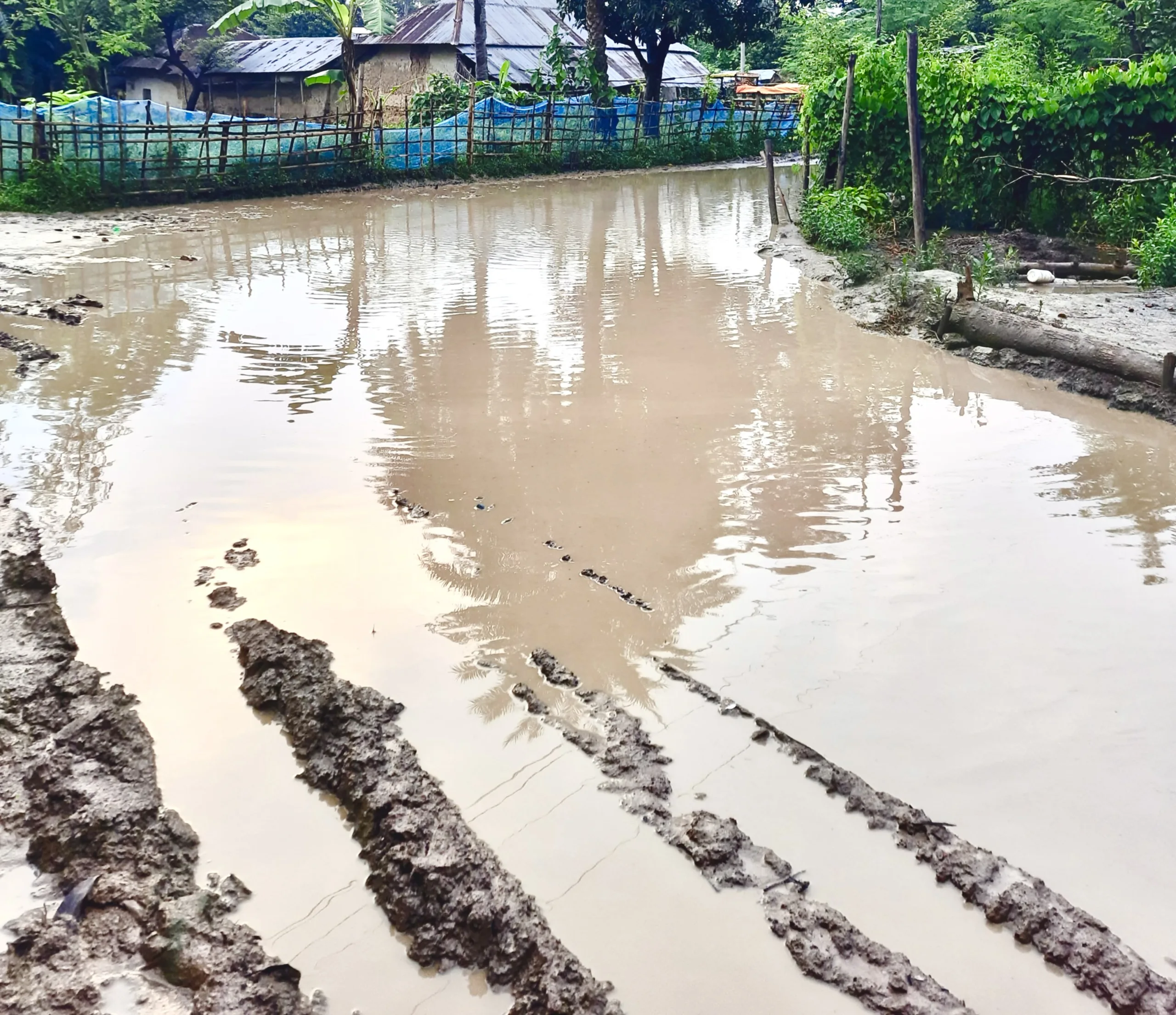 সামান্য বৃষ্টির পানিতে রাস্তার বেহাল দশা