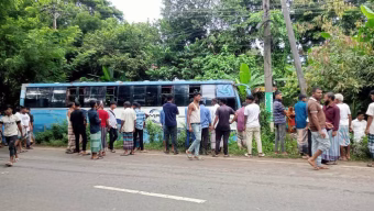 লোহাগাড়ায় বাসের চাপায়  নিহত ১, মহাসড়ক অবরোধ