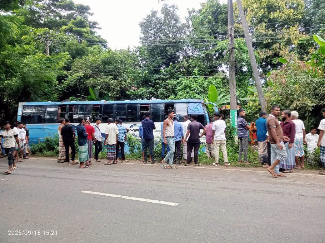 লোহাগাড়ায় বাসের চাপায়  নিহত ১, মহাসড়ক অবরোধ