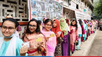 চলছে ডাকসু নির্বাচন : সব ভোট কেন্দ্রেই লম্বা লাইন